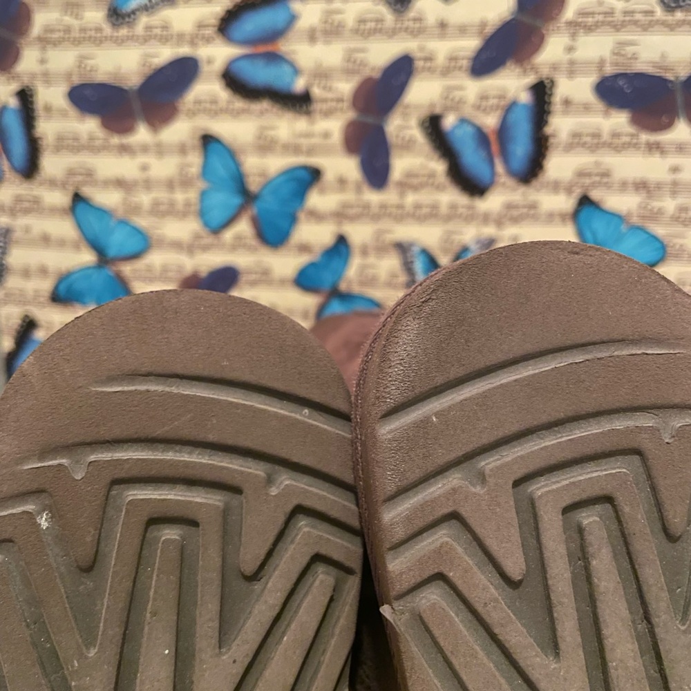 Clearance: “UGG” kids 6 women’s 8-8.5! - Picture 8 of 10